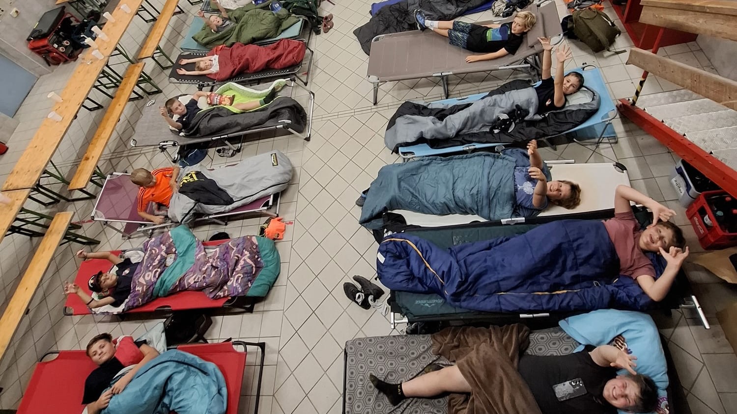 Fahrzeughalle wird zum Schlaflager: 
Übungsnacht der Jugendgruppe